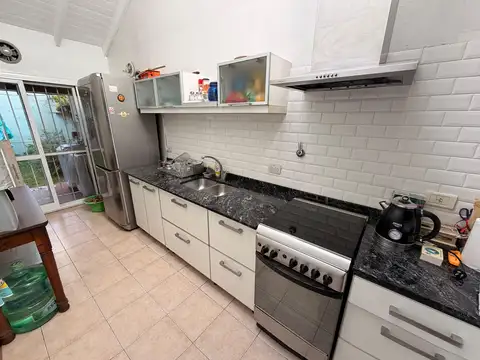 DUPLEX EN VENTA DE 3 DORMITORIOS, CON COCHERA Y JARDIN.