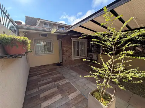 DUPLEX EN VENTA DE 3 DORMITORIOS, CON COCHERA Y JARDIN.
