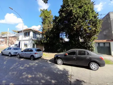 TERRENO DE 348M2 CON CHALET 6 AMB EN 2 PLANTAS. EXCELENTE UBICACION.