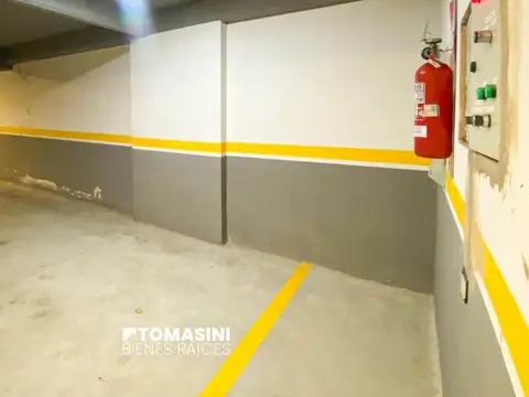 COCHERA CUBIERTA, ACCESO POR MONTACARGA 