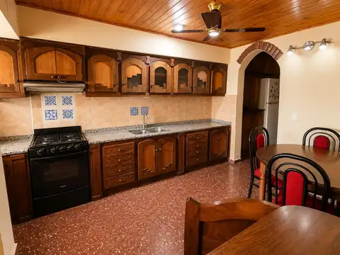Casa 4 ambientes con 2 baños