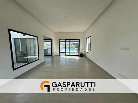 Casa en Venta con 4 cocheras