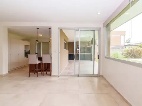 Casa 5 ambientes con 4 baños