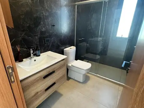 Casa en Alquiler con 6 cocheras