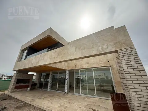 Casa 7 ambientes con 6 baños