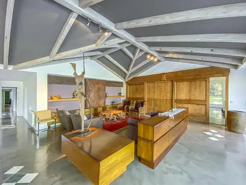 Casa 13 ambientes con 8 baños