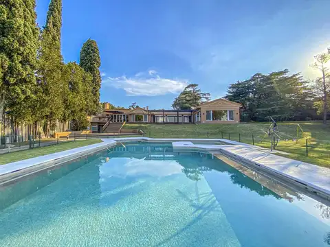 Mega casa de 5 dormitorios con 1.000m² sobre la barranca del río y vista al rio