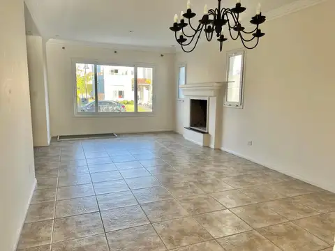 Casa en Alquiler con 6 cocheras
