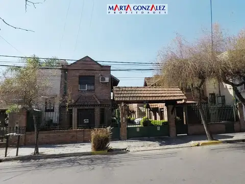 villa sarmiento tres ambientes con patio y cochera