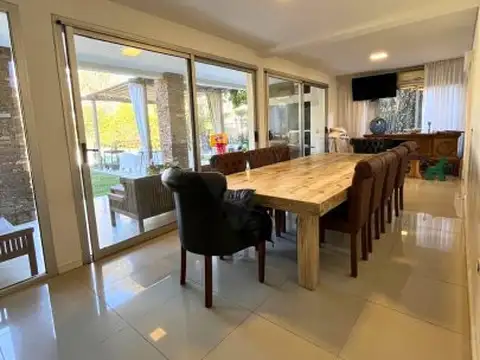 Casa en Venta con 3 cocheras