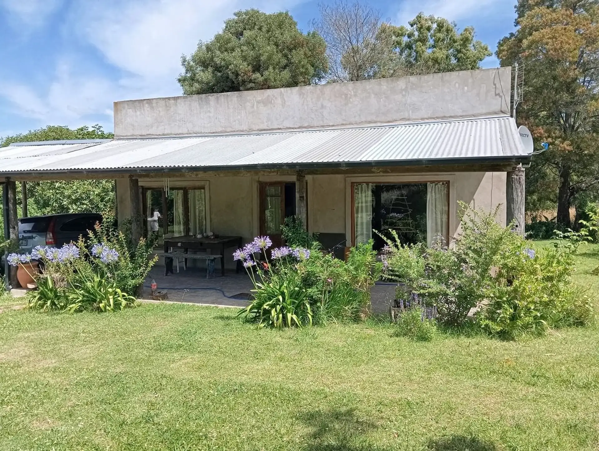 Casa 2 dorm + galería con parrilla, 77,7 m² cub. y cochera techada — Laguna La Brava