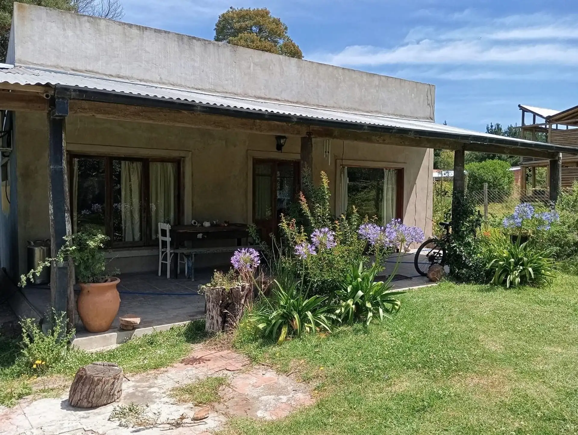 Casa 2 dorm + galería con parrilla, 77,7 m² cub. y cochera techada — Laguna La Brava