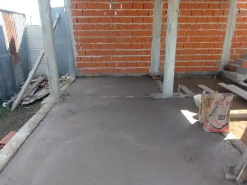 Casa a terminar en calle 35  e/ 163 y 164 sobre lote de 12 x 37.  Acepta auto como parte de pago.