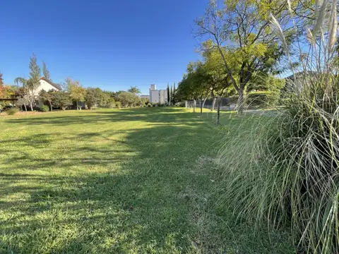 Lote en Esquina en barrio Campos de Esther
