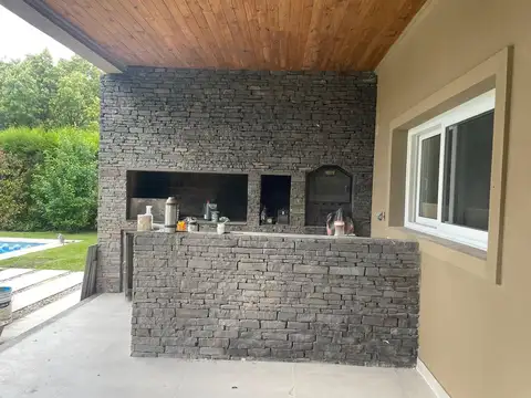 Casa 6 ambientes con 2 baños