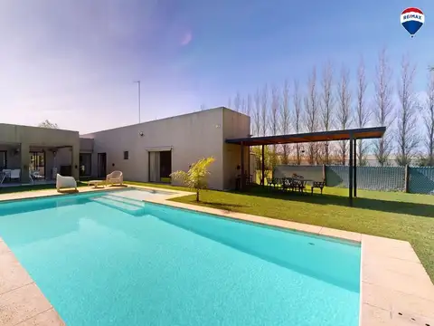 VENTA CASA 4 AMIENTES PARQUE Y PILETA LA CANDIDA