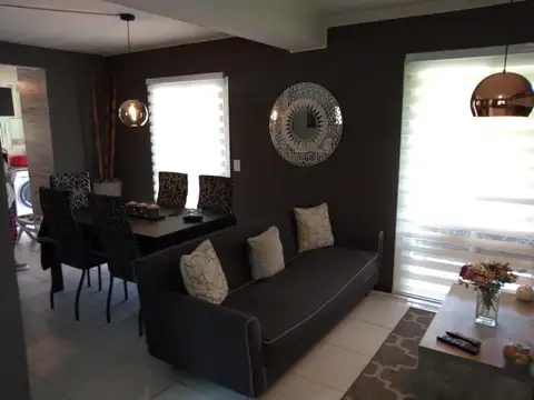 VENTA HERMOSA CASA 4 AMB, BARRIO JARDINES, ESCOBAR