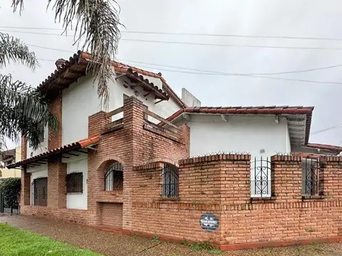 CASA - 6 AMBIENTES - ITUZAINGO NORTE