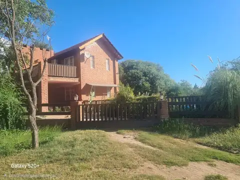 Complejo con 2 Duplex y Pileta - Carpintería SL