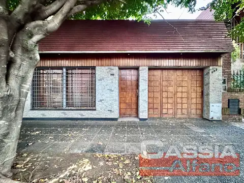 CASA LOTE PROPIO 4 AMBIENTES CON GARAGE, PATIO, QUINCHO Y FONDO