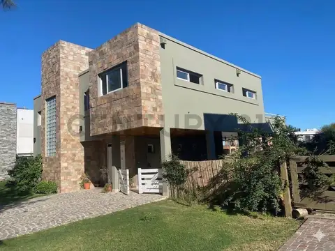 Casa de 4 habitaciones, playroom y pileta con salida al lago en El Principado Ciudad Náutica.