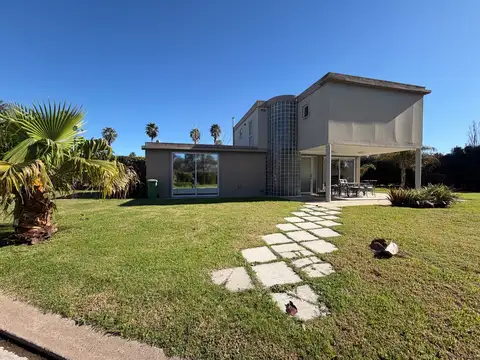 Venta Casa 4 Dormitorios en Barrio San Marino