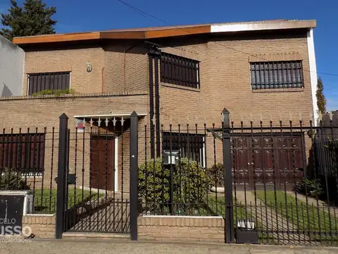 IMPORTANTE CHALET 5 AMBIENTES – PQUE. QUIRNO