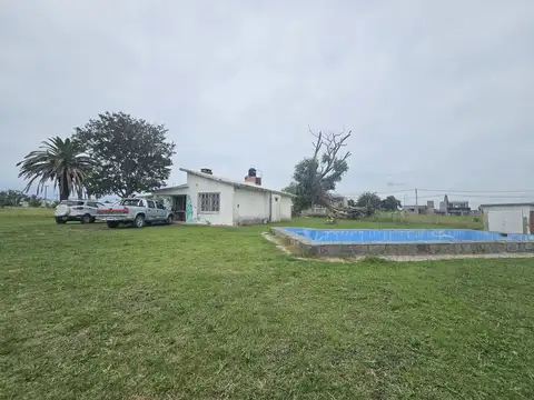VENTA. Casa de dos dormitorios con gran parque de 1000 metros. Ruta 18. Ecovida.