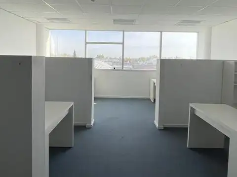 Excelente Oficina al frente. Muy buena imagen Corporativa.