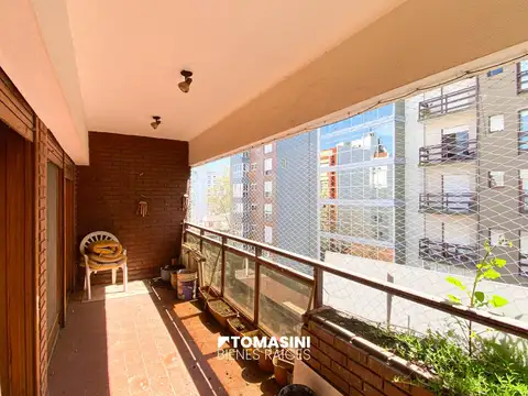 DEPTO. 4 AMBIENTES CON DEPENDENCIA, 2 COCHERAS Y BAULERA.