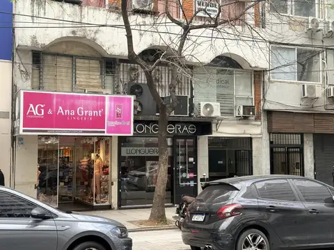 Amplia oficina al contrafrente con equipamiento y amoblamiento