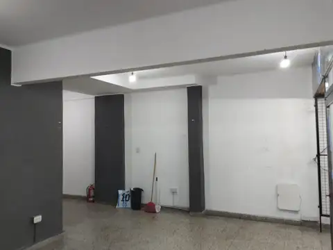 Amplio Local c/Vidriera Doble- baño- patio-50m2. Gascón 34 y Rivadavia al 4100-Subte-info
