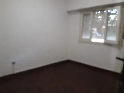 MORON CENTRAL- CASA AMERICANA DE 3 AMB- A 10 CUADRAS DE LA ESTACION