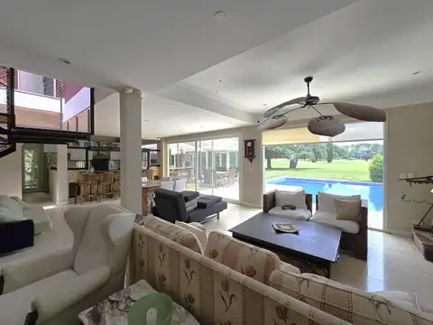 Alquiler Imponente casa 5 ambientes sobre lote de 800 m2 con la mejor vista al Golf