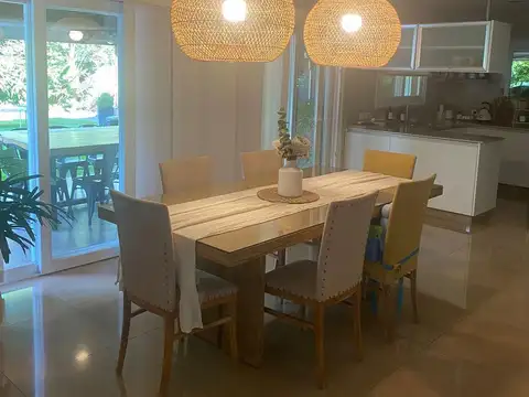 Casa en Venta con 3 cocheras