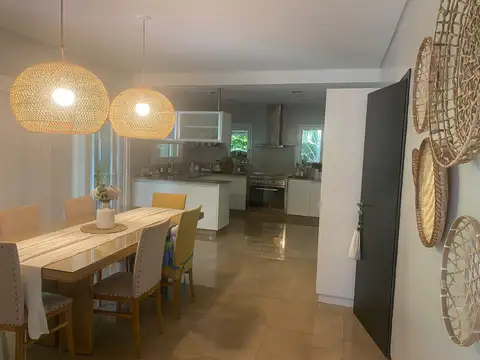 Casa 5 ambientes con 3 baños