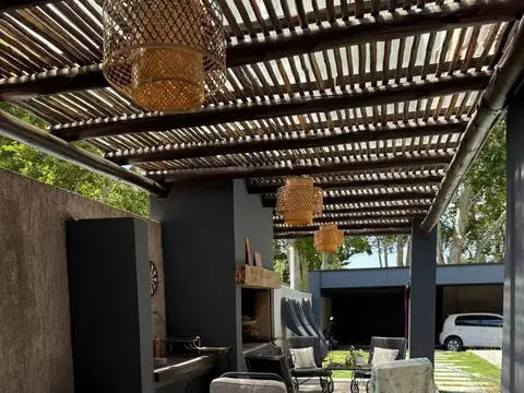 Casa en Venta con 3 cocheras