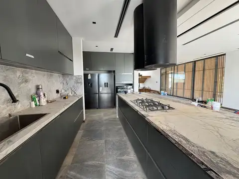 Casa en Venta con 12 cocheras