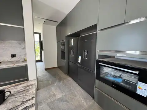 Casa 6 ambientes con 5 baños