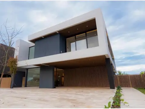 Casa 6 ambientes con 5 baños
