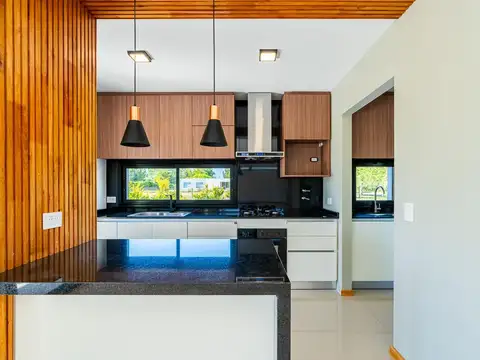 Casa 4 ambientes con 3 baños