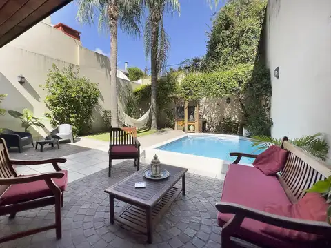 Amberes 900 - Casa 5 Ambientes en Caballito Norte sobre Pasaje con Pileta, Parrilla y Garage