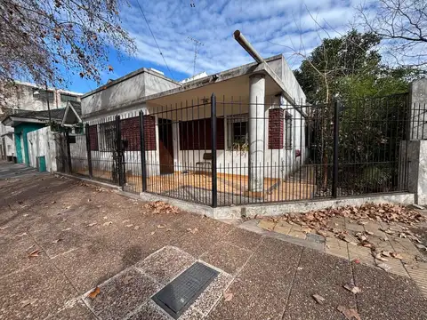 Casa en venta 3 amb. con patio a reacondicionar.