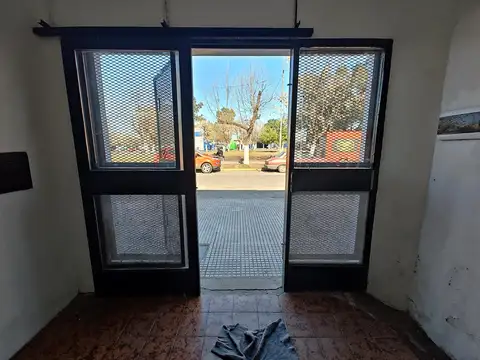 Local en  alquiler frente a plaza Ejercito de Los Andes en G. de Laferrere