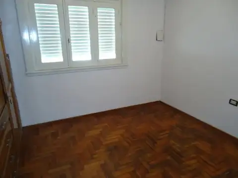 VENTA CASA 3 AMB.LOTE PROPIO. LOCAL Y GRAN TERRAZA-A REFACCIONAR