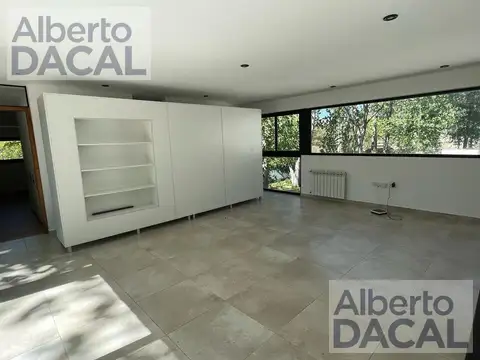 Casa en Alquiler con 2 cocheras