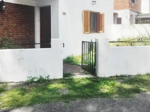 BV RONDEAU 3900!!( MARTIN FIERRO 501)EN ALQUILER!! CASA EN ESQUINA!! 3 DORMITORIOS. B° LA FLORIDA!!