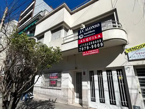 Casa tipo PH de 2 Plantas, 6 Amb. P/ Destino comercial.