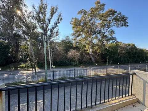 Casa en Alquiler con 2 cocheras