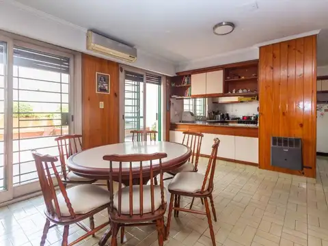 Casa 4 ambientes con 2 baños